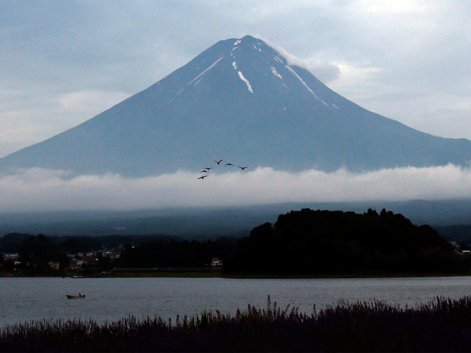 Nichts für Angsthasen ist ebenso der Aokigahara-Wald am Fuße des Fuji in Japan. Auch wenn er auf den ersten Blick idyllisch aussieht, eilt dem dicht bewachsenen Wald ein düsterer Ruf voraus. Er ist der beliebteste Ort in Japan, um Selbstmord zu begehen. Jährlich setzen um die 50 bis 100 Menschen ihrem Leben dort ein Ende. (Bild-Copyright: Shuji Kajiyama/ASSOCIATED PRESS)