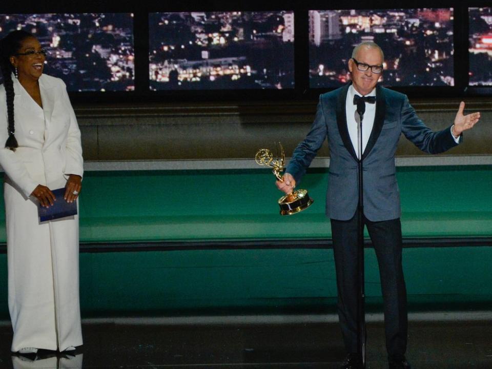 Primetime Emmy Awards 2022: Michael Keaton bekam den ersten Preis des Abends von Oprah Winfrey überreicht. (Bild: imago/UPI Photo)