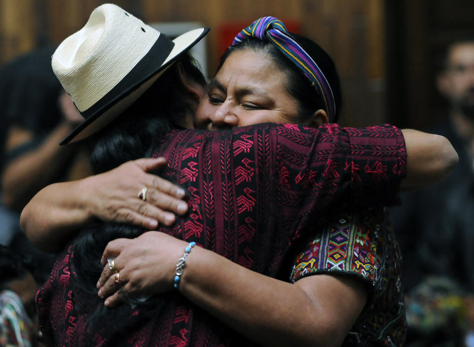 La Premio Nobel de la Paz Rigoberta Menchú (d) abraza a la parienta de una de las víctimas de Rios Montt el 19 de marzo