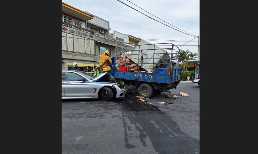 苗栗縣賴姓男子（32歲）駕駛自小客車，行經公館鄉苗128線路口，疑恍神未注意前方路況，撞擊正準備左轉的小貨車，又與對向砂石車發生碰撞，造成三人受傷送醫，幸無生命危險。（圖／警方提供）