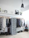 <p><b>Aussi pratique que stylé</b>, pensez au dressing ouvert pour vous passer de l’armoire. Moins imposant, installez une tringle le long du mur et si l’espace le permet quelques étagères.</p><br>