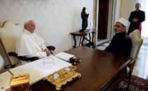 FILE PHOTO - Pope Francis meets Sheikh Ahmed Mohamed el-Tayeb (R), Egyptian Imam of al-Azhar Mosque, at the Vatican May 23, 2016. REUTERS/Max Rossi/File Photo