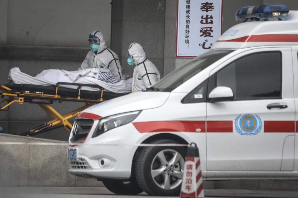 2020年1月17日，醫務人員將患者送到武漢市金銀潭醫院。 
