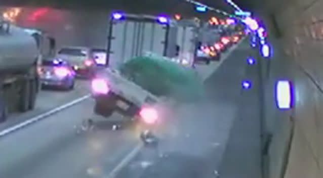 The truck loses control in the tunnel. Photo: YouTube