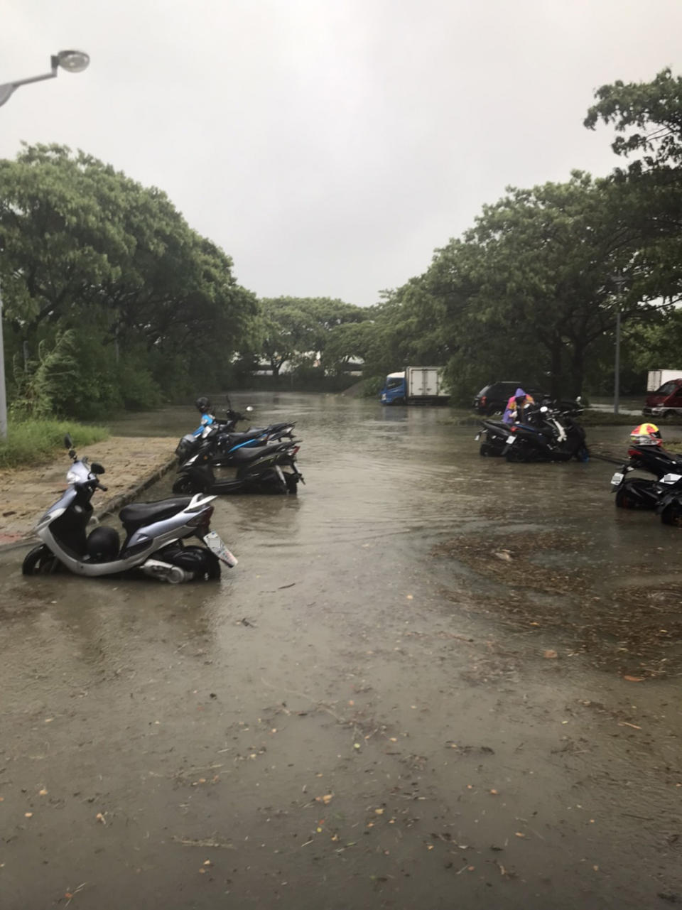 中央氣象局下午發布高雄豪雨特報，水利署也針對永安、路竹、湖內發布一級淹水警報。岡山、永安共發生6件積淹水災情。（高雄市警察局岡山分局提供）