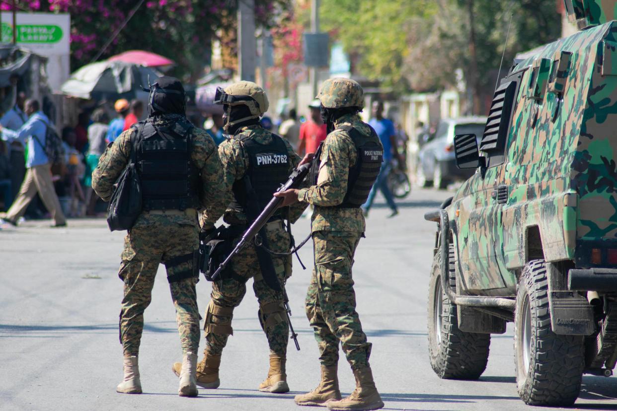 Dépassée par les gangs armés, la police locale tente de maintenir l’ordre dans les rues de la capitale Port-au-Prince, tombée en grande partie aux mains de ceux qui réclament la démission d’Ariel Henry. 