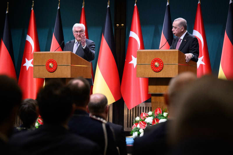 German President Frank-Walter Steinmeier (L) and Recep Tayyip Erdogan, President of Turkey, attend a press conference after their talks at the presidential palace. Steinmeier is on a three-day official visit to Turkey. The occasion of the trip is the 100th anniversary of the establishment of diplomatic relations between Germany and Turkey. Bernd von Jutrczenka/dpa