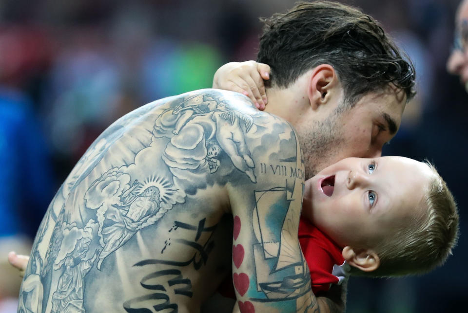 Sime Vrsaljko mit dem Sohn seines Teamkollegen Domagoj Vida (Bild: Getty Images)