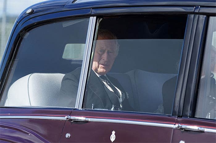 Los reyes Carlos y Camilla llegan a Edimburgo para unirse al cortejo fúnebre de Isabel II