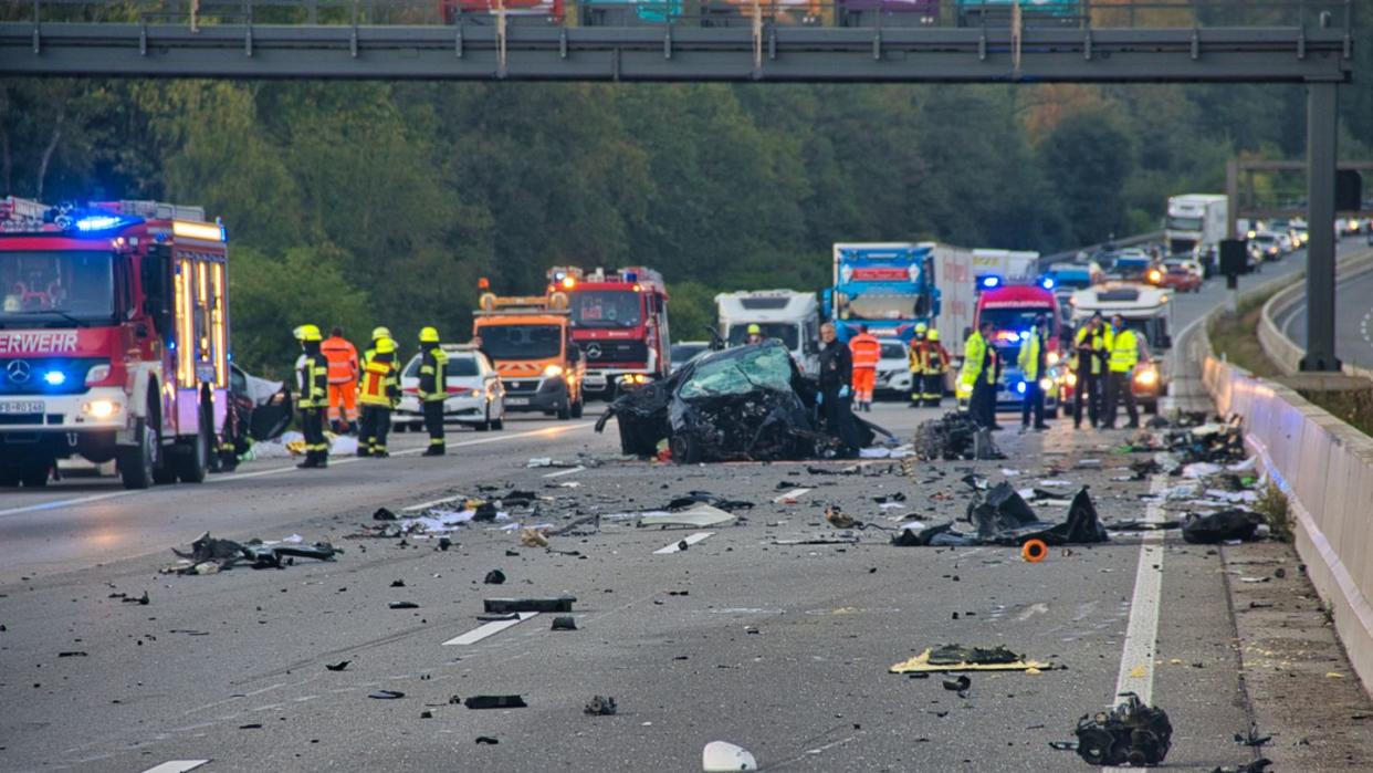 Zerstörte Autos und weit verteilte Trümmer.