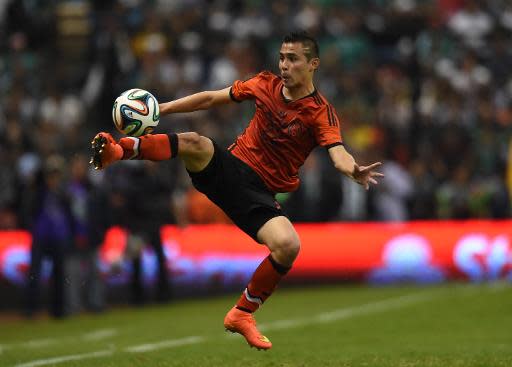 El jugador de la selección mexicana Paul Aguilar controla el balón durante el partido amistoso contra Israel de cara al Mundial, el 28 de mayo de 2014 en Ciudad de México (AFP | Yuri Cortez)