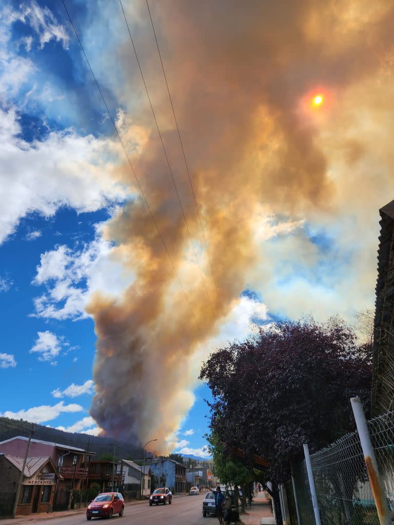 El fuego se desató en proximidades de la ruta 40, en cercanías del cementerio municipal