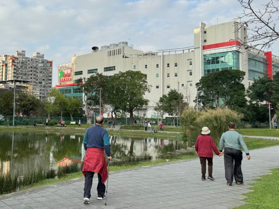 ▲長輩常成為詐騙集團或有心人士覬覦對象，子女需要多加留意，另外若長輩有失智狀況，在財產保護上更應採預防勝於治療態度。