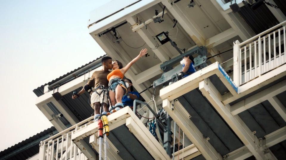 Jesaia küsst die Bachelorette vor dem Bungeejump. (Bild: RTL)