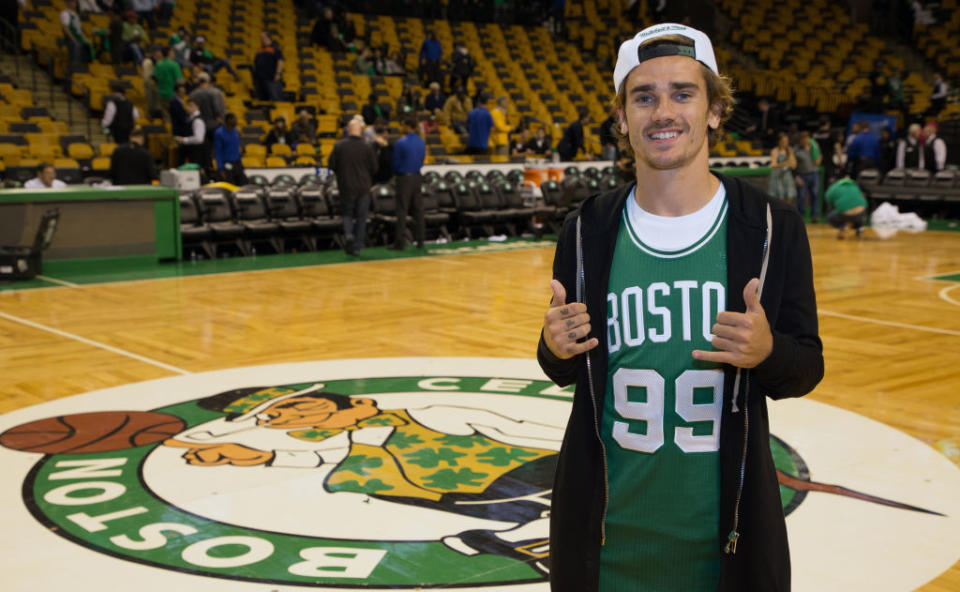 C'est un secret de polichinelle : le champion du monde 2018 est un énorme fan de NBA. Avec un ballon de basket dans les mains, Grizou est également capable de merveilles.