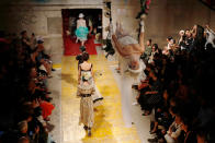 <p>Der Fashion-Week-Marathon geht mit der „Milano Moda Donna“ in die dritte Runde: Vom 21. bis 27. Februar 2018 präsentieren zahlreiche Luxus-Labels ihre Herbst- und Winterkollektionen in Mailand. Das aktuelle Programm ist noch nicht bekannt, in der Vergangenheit gaben sich jedoch bereits Prada, Gucci und Giorgio Armani die Ehre. Die Spring-/Summer-Shows finden vom 19. bis 25. September statt.<br> (Bild: AP Photo) </p>