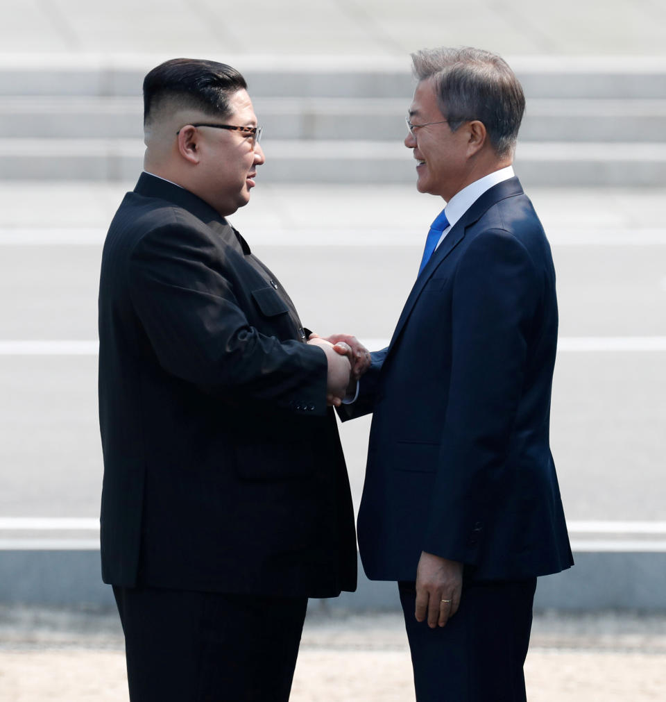 <p>South Korean President Moon Jae-in and North Korean leader Kim Jong Un meet in the truce village of Panmunjom inside the demilitarized zone separating the two Koreas, South Korea, April 27, 2018. (Photo: Korea Summit Press Pool/Pool via Reuters/Reuters) </p>