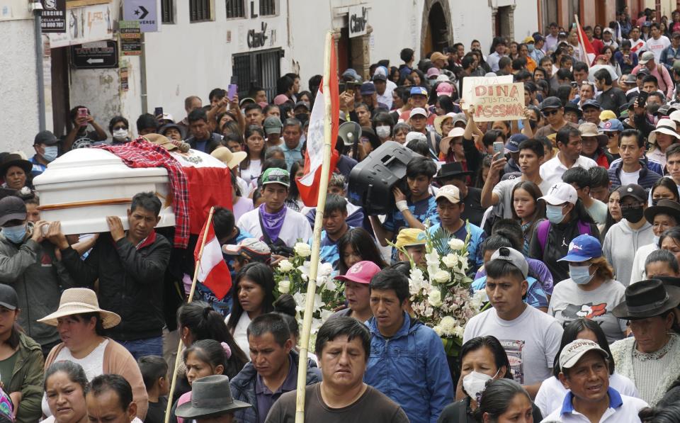 Gente en el cortejo fúnebre de Clemer Rojas, de 23 años, asesinado durante las protestas contra la nueva presidente de Perú, Dina Boluarte, en Ayacucho, Perú, el sábado 17 de diciembre de 2022. (AP Foto/Franklin Briceño)