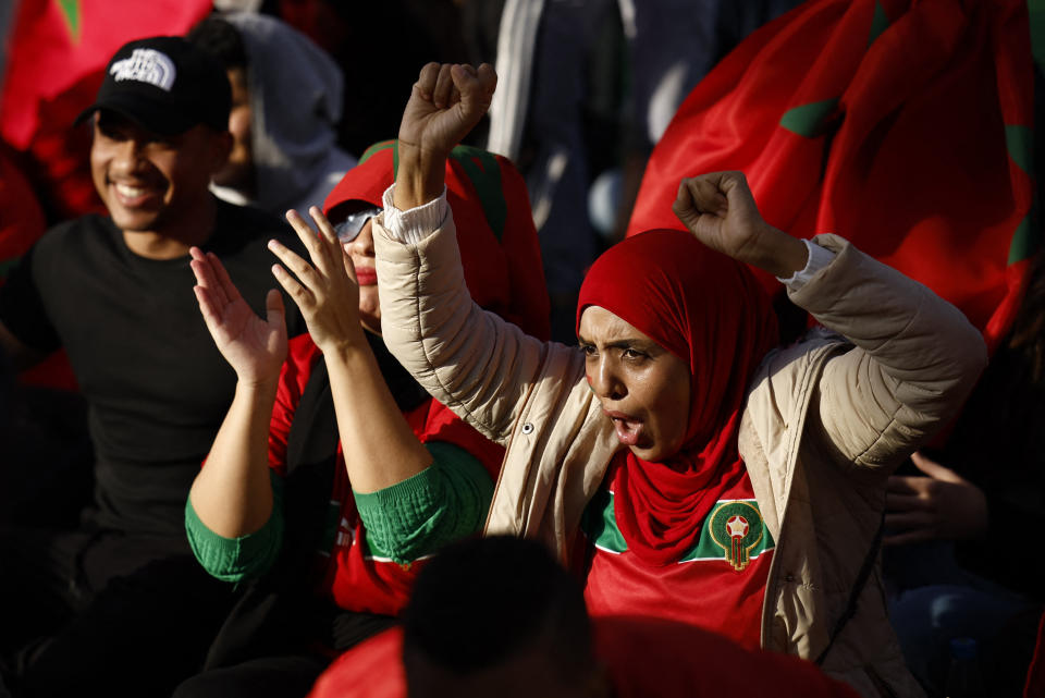 Festejo de fans marroquíes del gol de Dari en Casablanca. (REUTERS/Juan Medina)