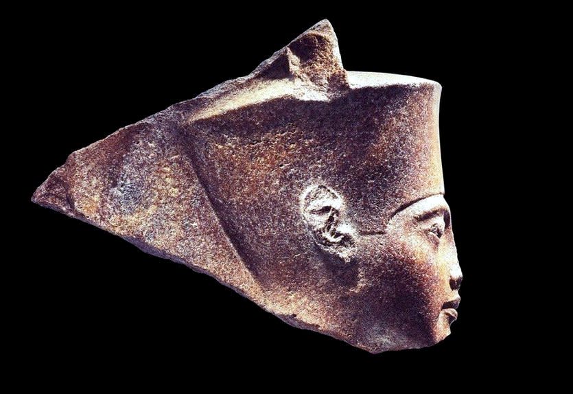 有3,000年歷史的古埃及少年法老圖坦卡門(Tutankhamun)頭部雕像4日無視埃及當局的反彈，在英國倫敦拍賣。(翻攝自佳士得拍賣行)