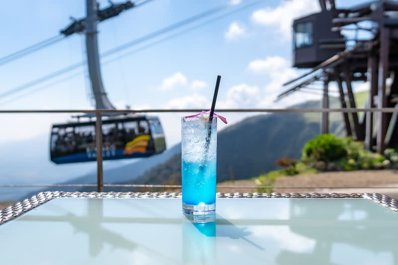 ▲眺望「琵琶湖 Terrace」湖中美景，搭配以琵琶湖沁藍色意象的特調飲料，都是滿足味覺與視覺的極致享受（圖／滋賀縣大津市提供）