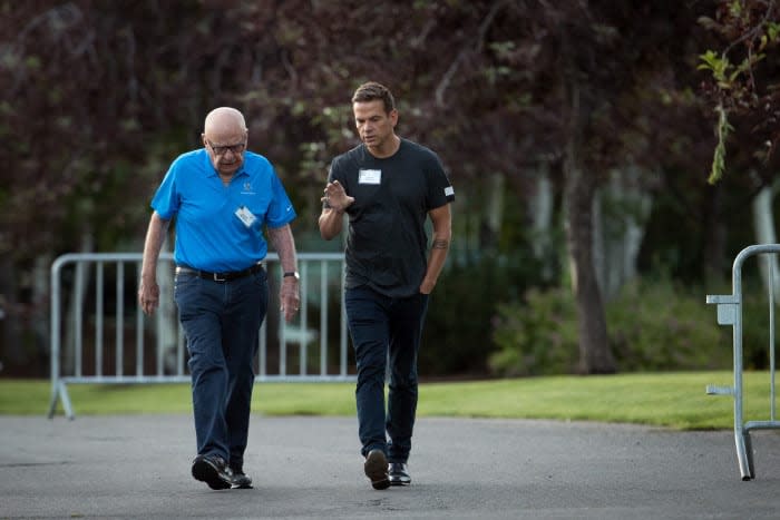 Rupert Murdoch y su hijo Lachlan Murdoch paseando