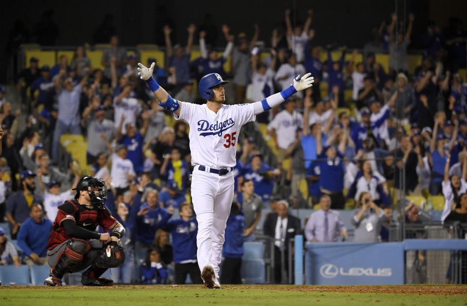 Cody Bellinger, de los Dodgers de Los Ángeles, festeja tras conseguir un jonrón que significó la victoria sobre los Diamondbacks de Arizona, en la décima entrada del juego del miércoles 3 de julio de 2019 (AP Foto/Mark J. Terrill)