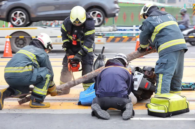 ▲模擬輕軌列車遭倒塌雨豆樹撞擊，導致列車出軌。（圖／高市府交通局提供）