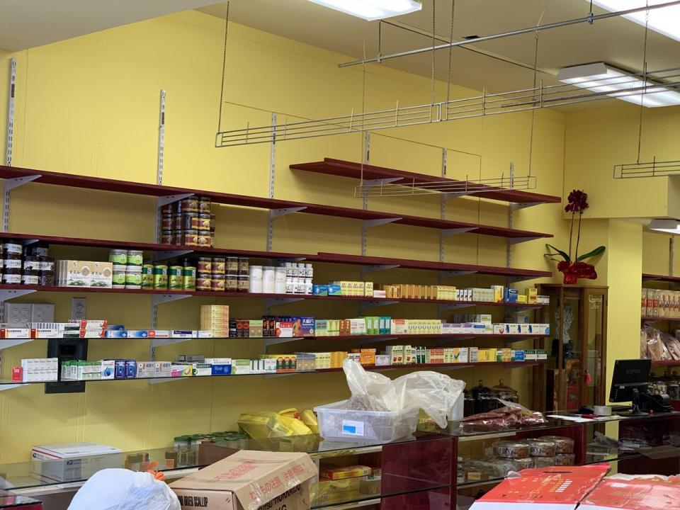 華埠的一家中草藥乾貨店，因供應鏈緊張，半個貨架已空。 （記者李怡／攝影）