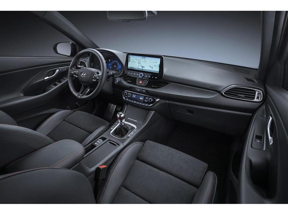 車內配有 7 吋數位儀表與中控台 10.25 吋螢幕主機，具有 Android Auto 和 Apple CarPlay連結功能。