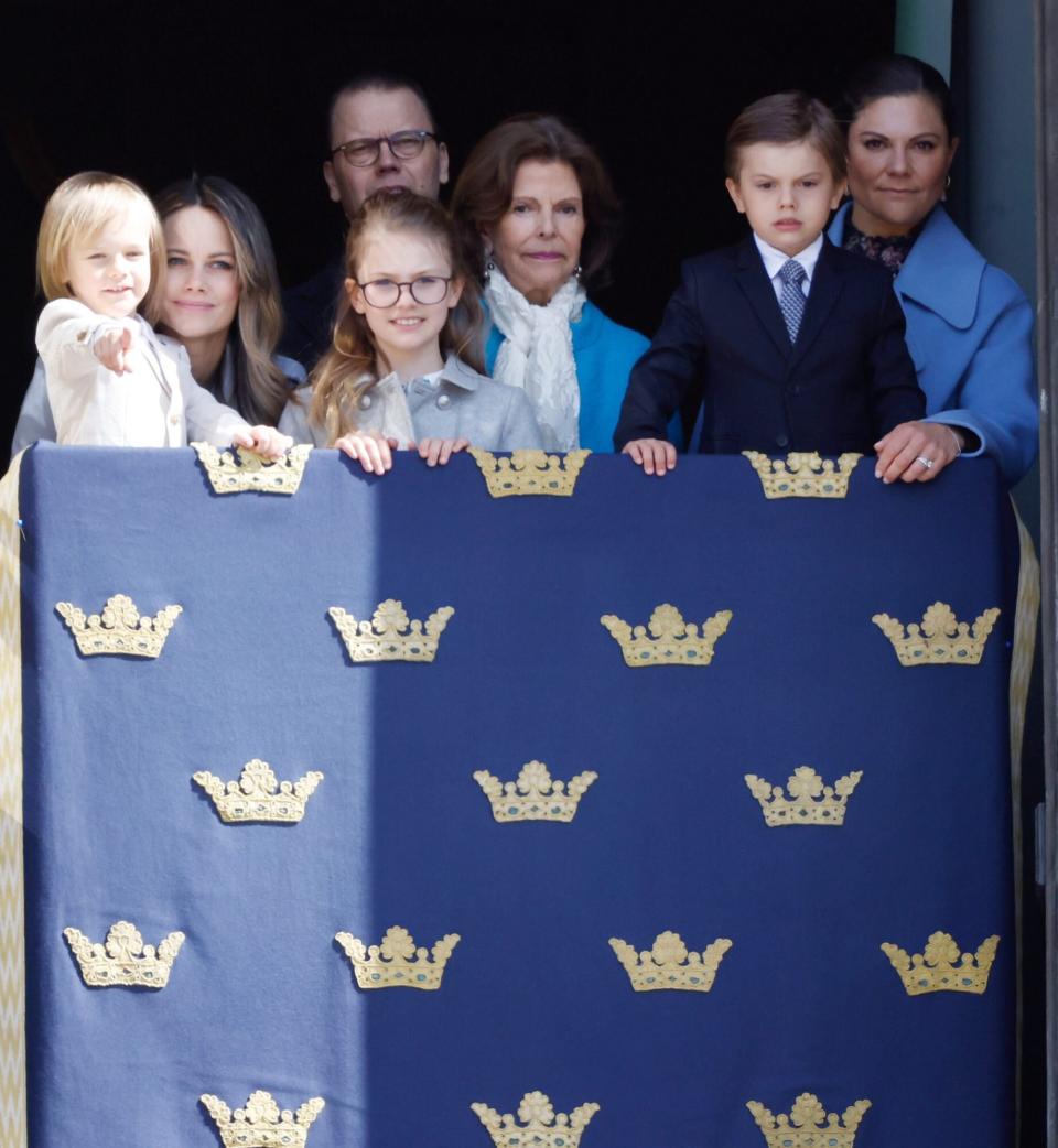 STOCKHOLM, SWEDEN - APRIL 30: Queen Silvia of Sweden, Princess Sofia of Sweden, Prince Gabriel of Sweden, Crown Princess Victoria of Sweden, Princess Estelle of Sweden, Prince Oscar of Sweden and Prince Daniel of Sweden attend a celebration of King Carl Gustav's 76th birthday anniversary at the Royal Palace on April 30, 2022 in Stockholm, Sweden. (Photo by Michael Campanella/Getty Images)