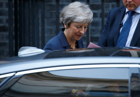 La primera ministra británica, Theresa May, saliendo del 10 de Downing Street, Londres, Gran Bretaña. 14 de noviembre de 2018. REUTERS/Henry Nicholls