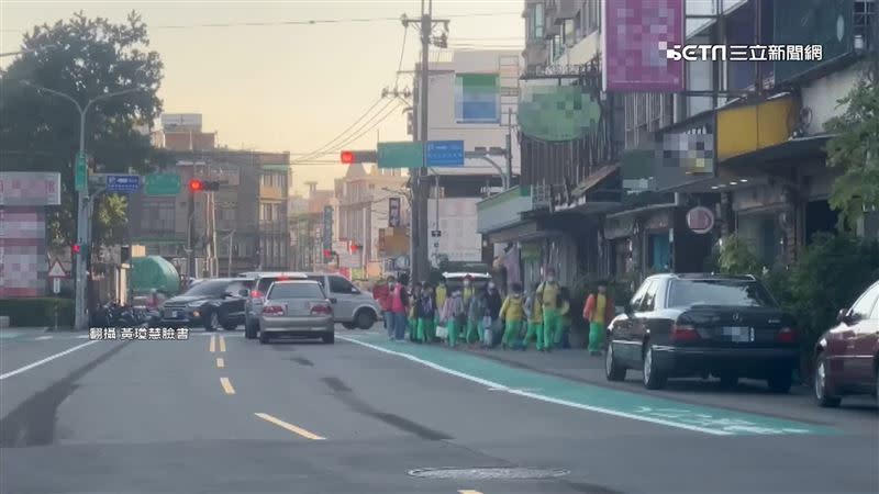 人行道旁接連著車道，民眾直呼相當危險。（圖／翻攝自黃瓊慧臉書）