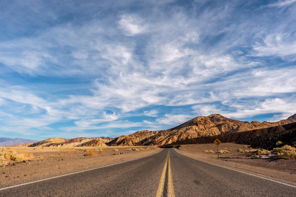 <p>Bevor Demonstranten hier irgendwelche Autos anzünden könnten, würden sie vermutlich selbst Feuer fangen. Im kalifornischen Death Valley herrschen weltweit die heißesten Temperaturen, im Jahr 1913 wurde hier ein Rekordwert von 56,7 Grad gemessen. Die politische Entourage kann dagegen in einem der klimatisierten Hotels absteigen. (Bild: ddp Images) </p>