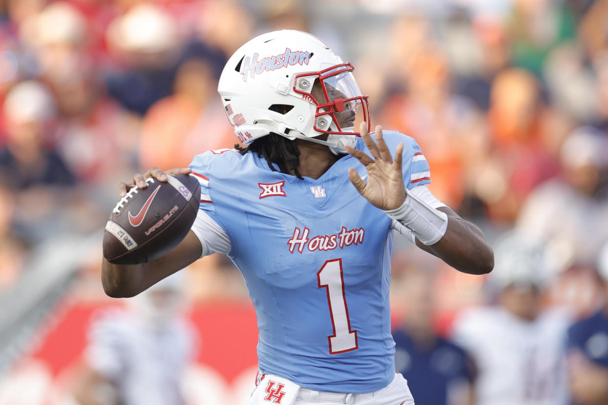 HOUSTON, TEXAS - SEPTEMBER 02: Donovan Smith #1 of the Houston Cougars looks to pass during the first half against the UTSA Roadrunners at TDECU Stadium on September 02, 2023 in Houston, Texas. (Photo by Carmen Mandato/Getty Images)