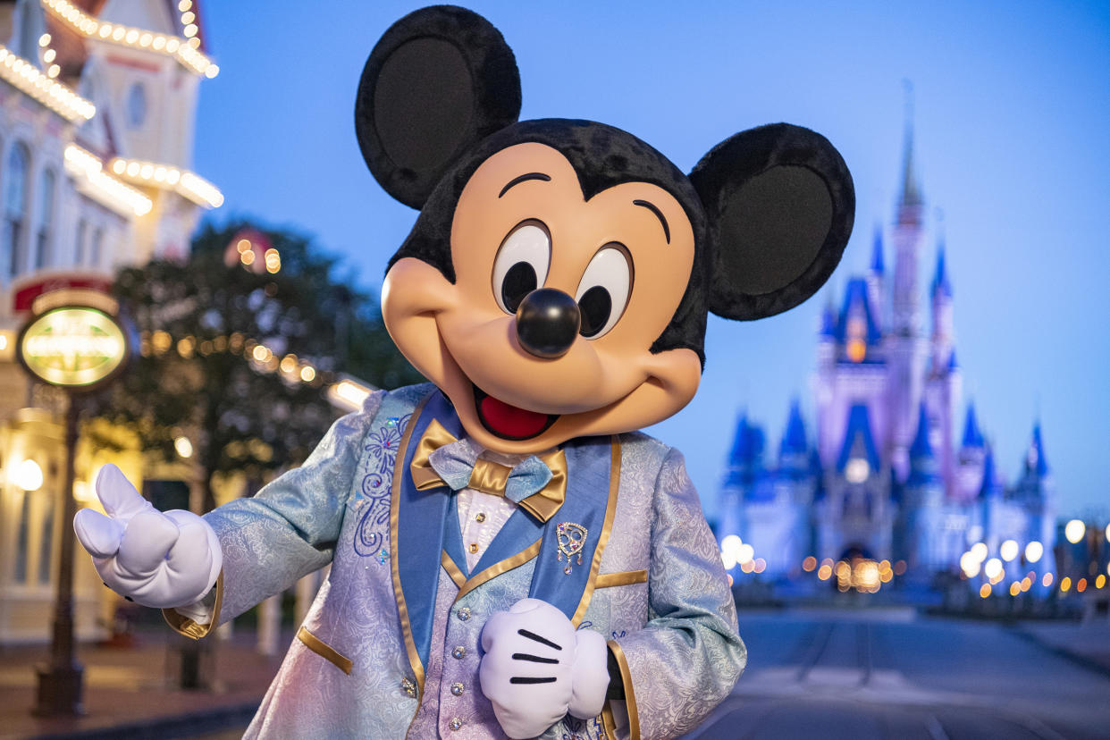 Mickey Mouse enfundado en su traje de gala por la celebración de los 50 años de la fundación de Walt Disney World en Orlando, Florida, una fiesta que durará 18 meses con la apertura de nuevas atracciones, restaurantes, comida y espectáculos.  | Foto: Matt Stroshane, cortesía Disney.