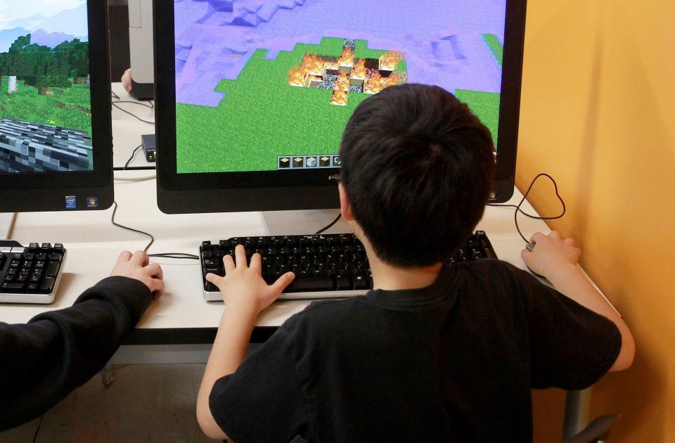 In "Minecraft" können Spieler ihre eigene Welt erschaffen. Das ist nach Einschätzung von Experten durchaus förderlich für die Kreativität der kleinen Spieler. Im virtuellen Raum des Onlinespiels setzen sich Kinder aber auch der Gefahr einer sexuellen Ausbeutung durch Sexualstraftäter aus. (Bild: ddp/Chicago Tribune/MCT/Sipa USA)