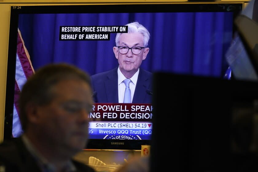 Una pantalla muestra una conferencia de prensa del presidente de la Reserva Federal, Jerome Powell, mientras los operadores trabajan en el piso de la Bolsa de Valores de Nueva York, el miércoles 15 de junio de 2022. (AP Foto/Seth Wenig)