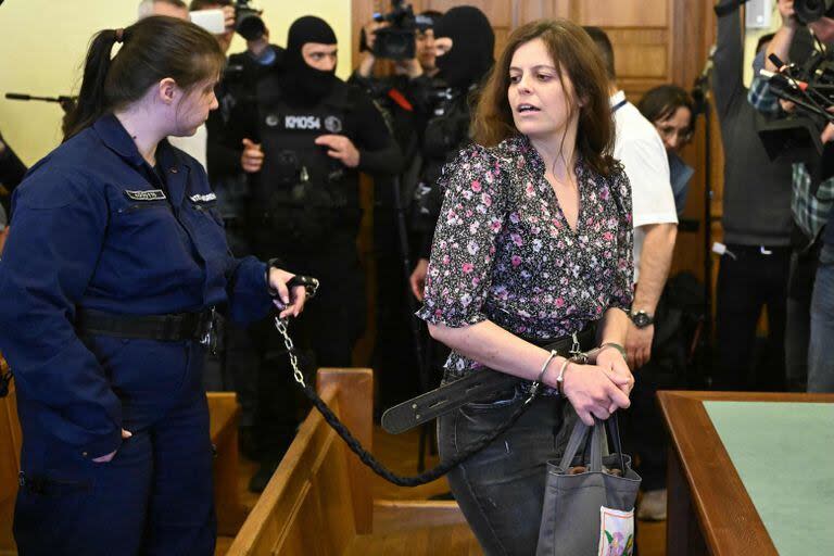 Ilaria Salis a su llegada al tribunal en Budapest, esposada, encadenada y con grilletes