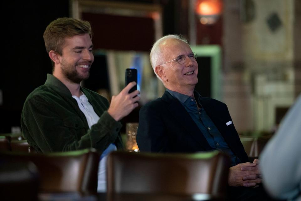 Harald Schmidt (rechts) schickte die Weltmeister Mats Hummels und Christoph Kramer (links) zum Comedy-Crashkurs.  (Bild: Dennis Hundt / Amazon Prime Video / Leonine Studios 2022)