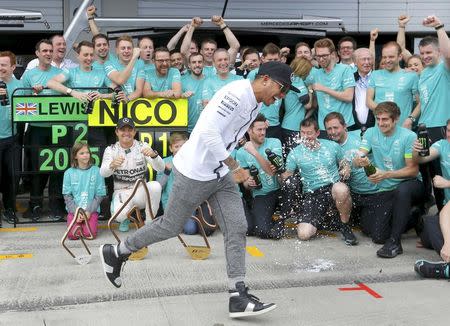 Lewis Hamilton hoping for a pot of gold at Silverstone - Eurosport