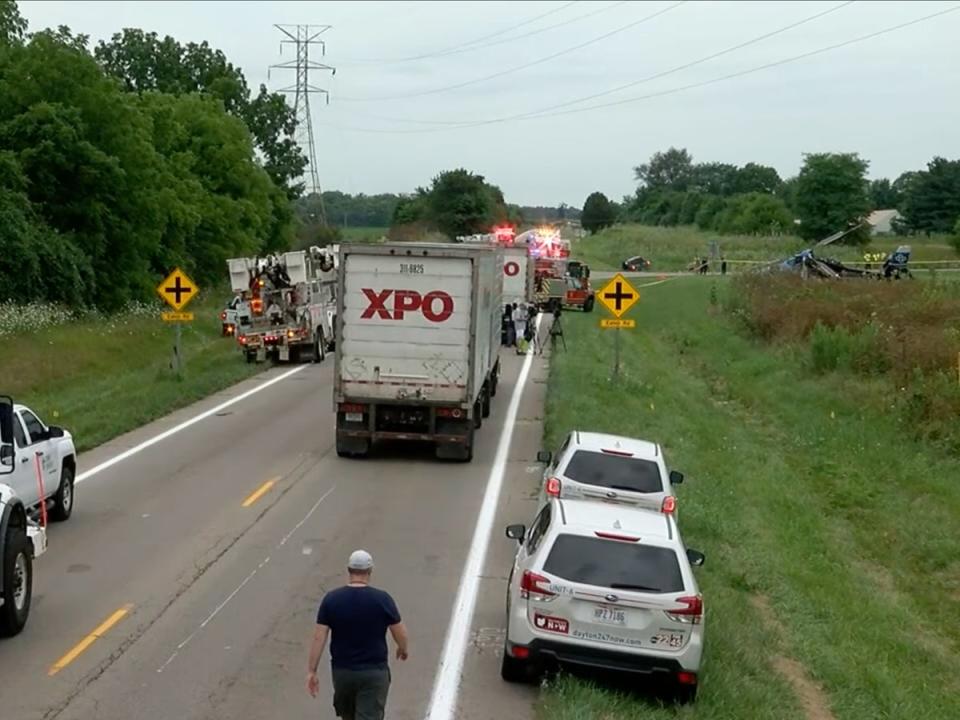 Personal de emergencia en la escena del accidente (Screenshot / Fox 19)