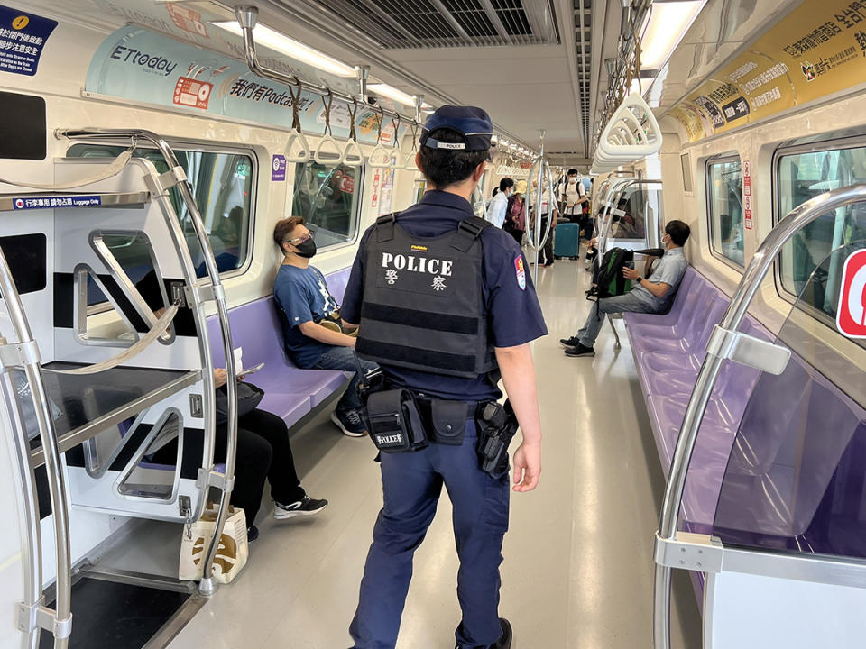 桃園市政府警察局捷運警察隊加強巡檢。（圖：警方提供）