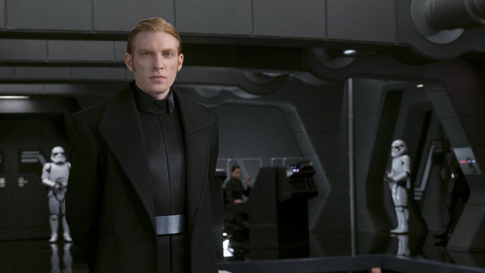 General Armitage Hux (Domnhall Gleeson) ist Teil der "Ersten Ordnung" des Imperiums: ehrgeizig, ruchlos, ein bisschen einfältig und am Ende doch gar nicht so böse wie gedacht. Dennoch trägt er Mitschuld an der Zerstörung ganzer Planeten durch die Starkiller Basis - einem neuen Todesstern in "Episode 7: Das Erwachen der Macht". (Bild: 2017 David James / Lucasfilm Ltd. / Disney)