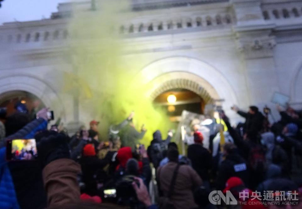 美國總統川普的支持者美東時間6日下午多次試圖闖入國會，與警方爆發衝突。（中央社）