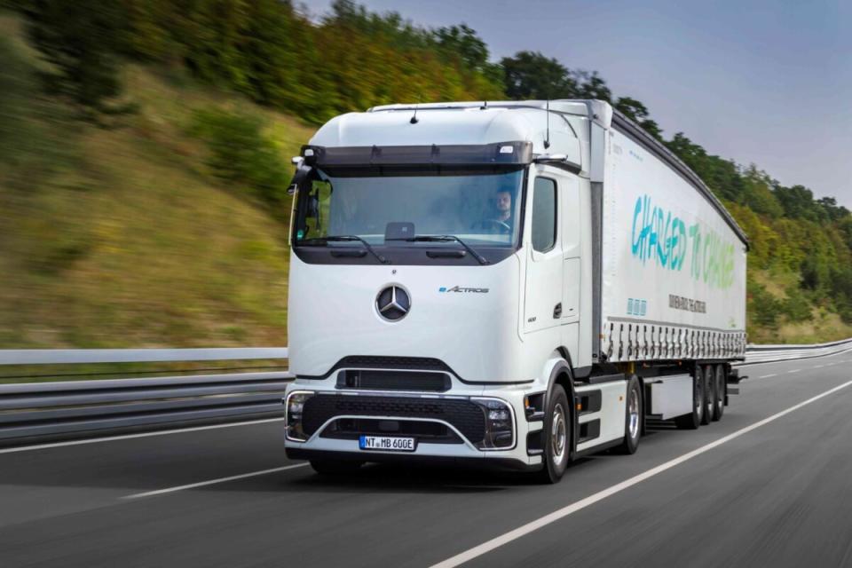 The eActos 600 from Mercedes-Benz Trucks foreshadows a longer-range, faster-charging Freightliner eCascadia due sometime around mid-decade. (Photo: Mercedes-Benz Trucks)