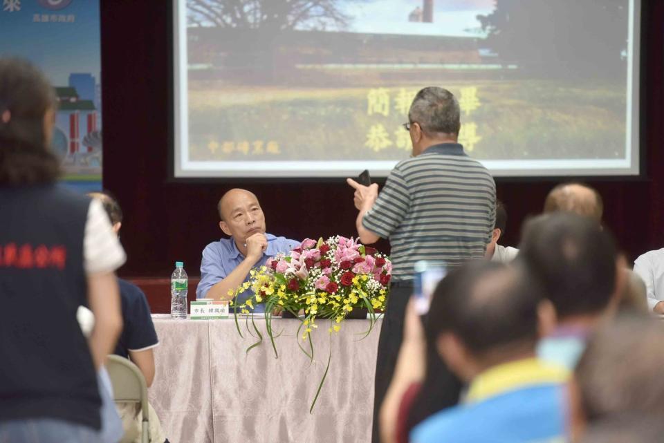 韓國瑜前往三民區進行座談，遭民眾嗆聲後繼續主持會議。   圖  :  高雄市政府／提供