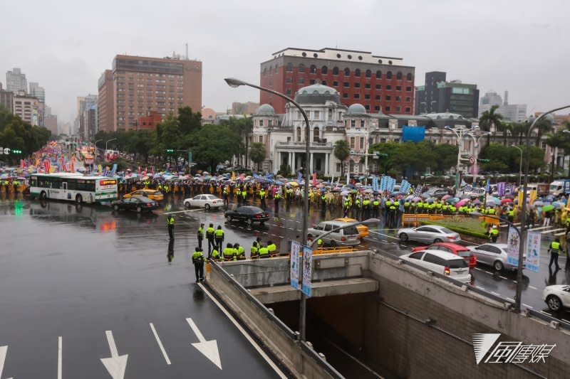 20170615-多個反年改團體15日於立法院群賢樓外抗議後，遊行至行政院、監察院前。（顏麟宇攝）