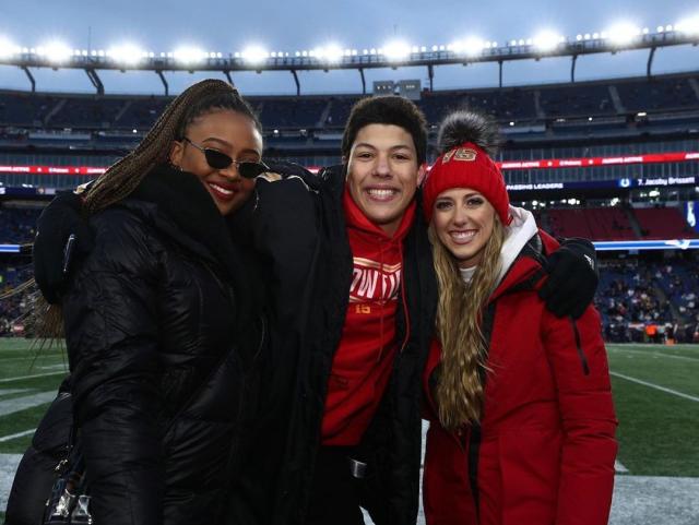 Patrick Mahomes kisses fiancée Brittany Matthews mid-game