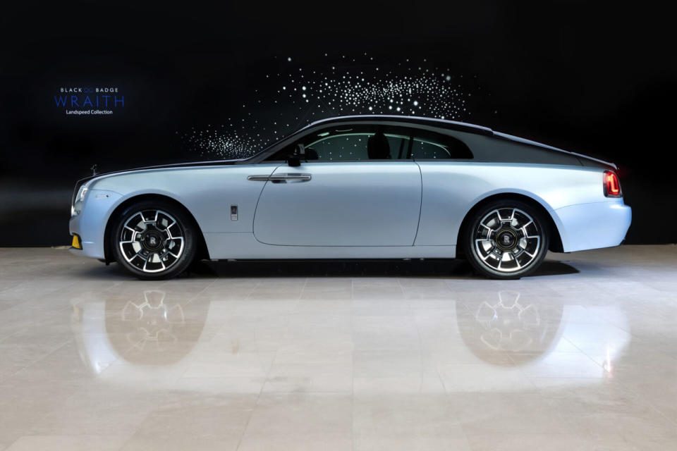 Black Badge Wraith Landspeed車身採用鑽石黑（Black Diamond Metallic）與新的客製化配色博納維爾藍（Bonneville Blue）的雙色設計。